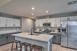 Kjøleskap, mikrobølgeovn, kokeplater og oppvaskmaskin