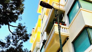 A multi-story building with balconies, a street lamp, and a clear sky. - Sea and Relax Portosole private apartment (Sanremo)