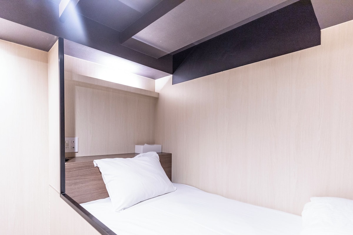 Habitación, solo para hombres, no fumadores, baño compartido (with 1 Upper Bunk Bed) | Edredones de plumas, caja fuerte, escritorio y cortinas opacas