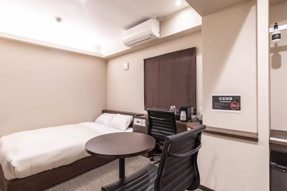 Down duvets, in-room safe, desk, blackout curtains