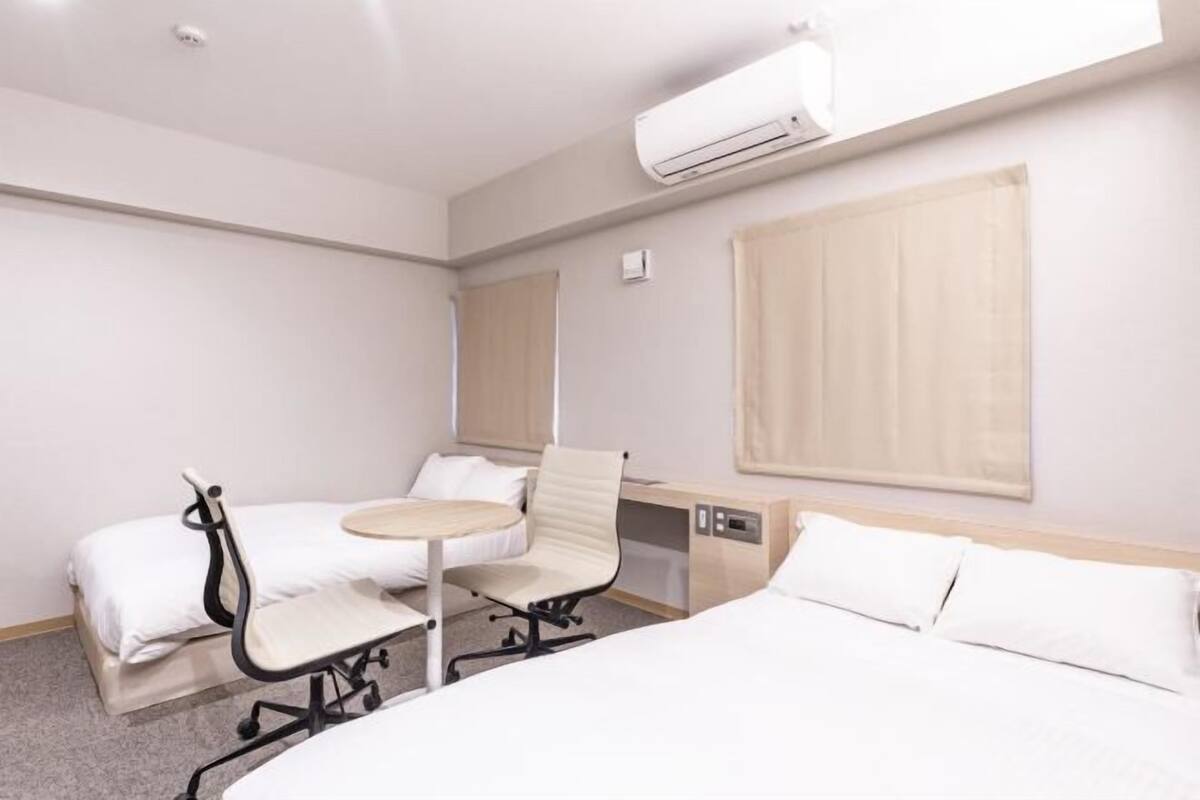 Down comforters, in-room safe, desk, blackout drapes