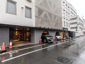 Limited parking, car charging station - Trust Hotel (Hiroshima)