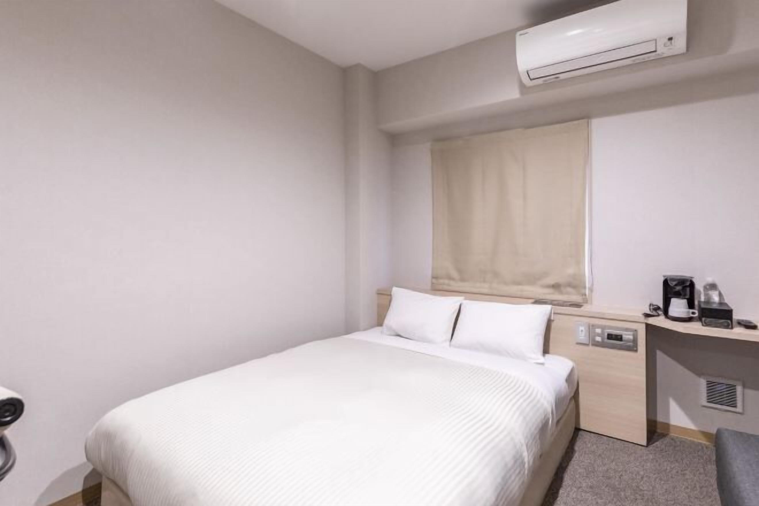 Down comforters, in-room safe, desk, blackout drapes