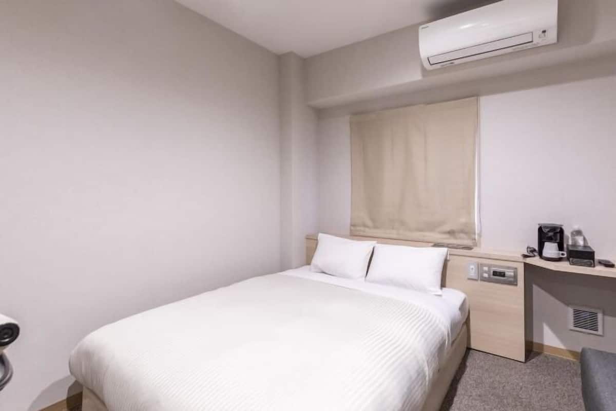 Down duvets, in-room safe, desk, blackout curtains