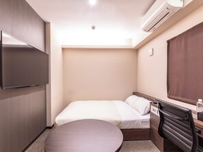 Habitación doble estándar, para no fumadores | Edredón, caja de seguridad en la habitación y escritorio 