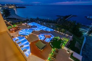 Una piscina al aire libre de temporada, cabañas de piscina gratuitas