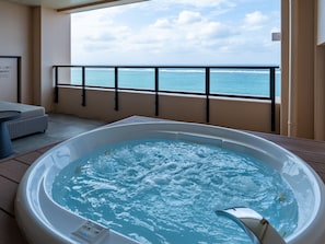 Premium bedding, down duvets, in-room safe, individually decorated - AQUASENSE Hotel & Resort (Onna)