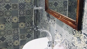 Ducha, toallas, jabón y champú