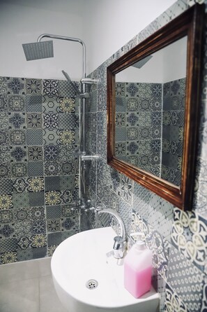 Doccia, asciugamani, sapone, shampoo