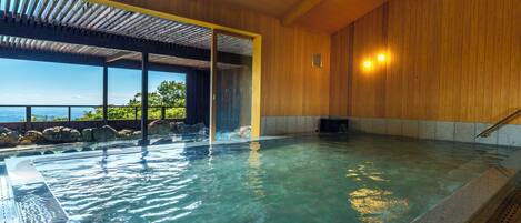 Un jacuzzi con interior de madera y vista al océano.