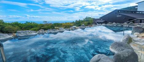 ينابيع ساخنة