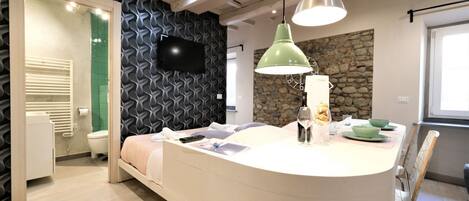 1 dormitorio, tabla de planchar con plancha, wifi y ropa de cama