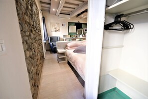 1 bedroom, iron/ironing board, WiFi, bed sheets - Right in the heart of Florence, on the second floor without elevator, not far from Sant'Ambrogio Market and Palazzo Vecchio, the Wine Apartments Florence Grechetto offer free Wi-Fi, air conditioning and comfort, as well as an equipped kitchenette. (Firenze)