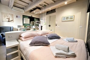 1 bedroom, iron/ironing board, WiFi, bed sheets - Right in the heart of Florence, on the second floor without elevator, not far from Sant'Ambrogio Market and Palazzo Vecchio, the Wine Apartments Florence Grechetto offer free Wi-Fi, air conditioning and comfort, as well as an equipped kitchenette. (Firenze)