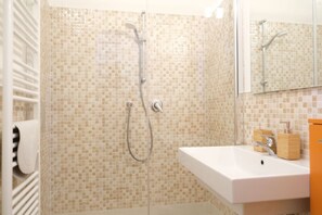 Dusche, Haartrockner, Handtücher