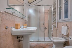 Dusche, Haartrockner, Bidet, Handtücher