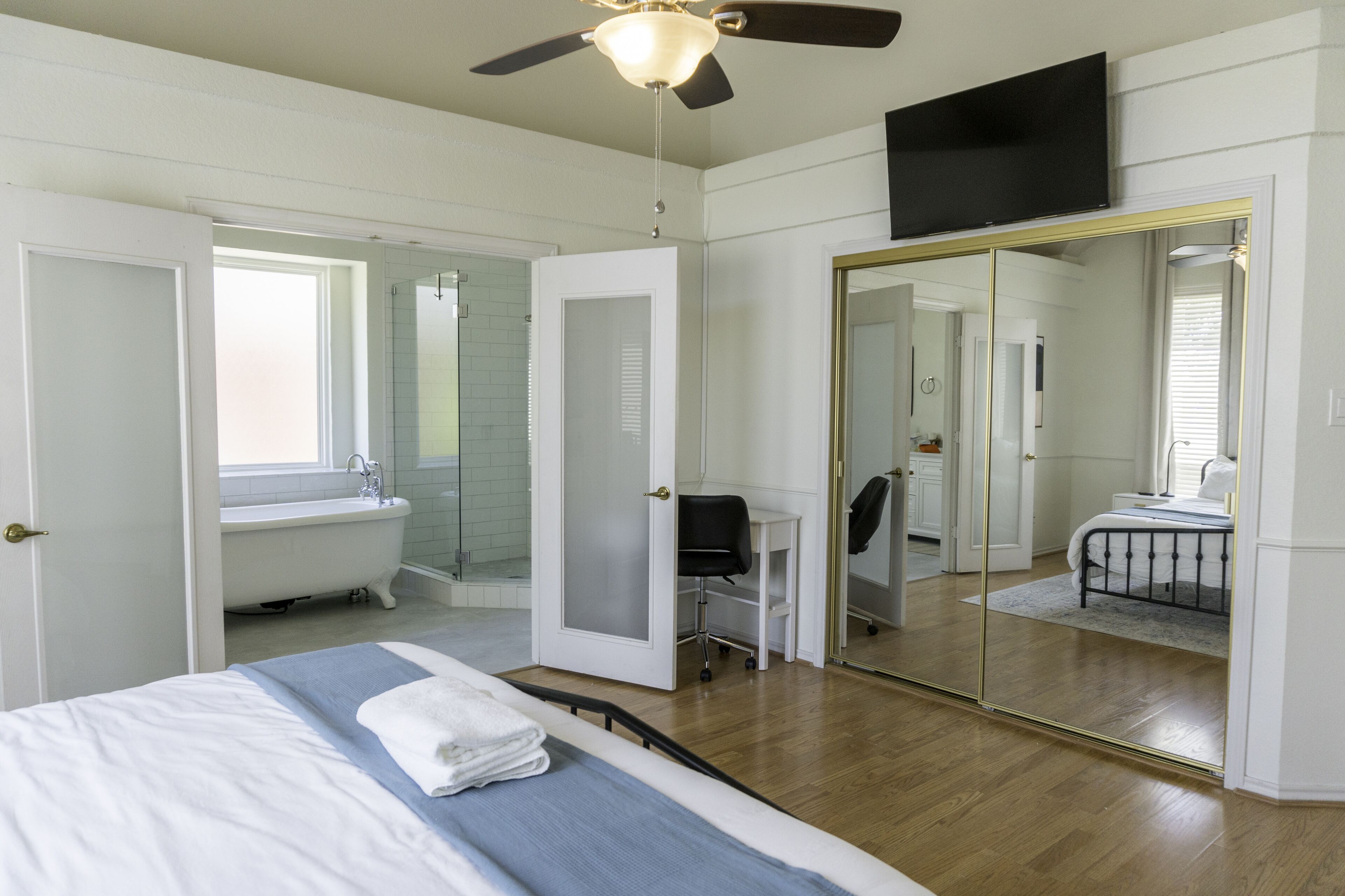 3 bedrooms, memory foam beds, desk, blackout drapes