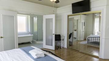 3 bedrooms, memory foam beds, desk, blackout drapes