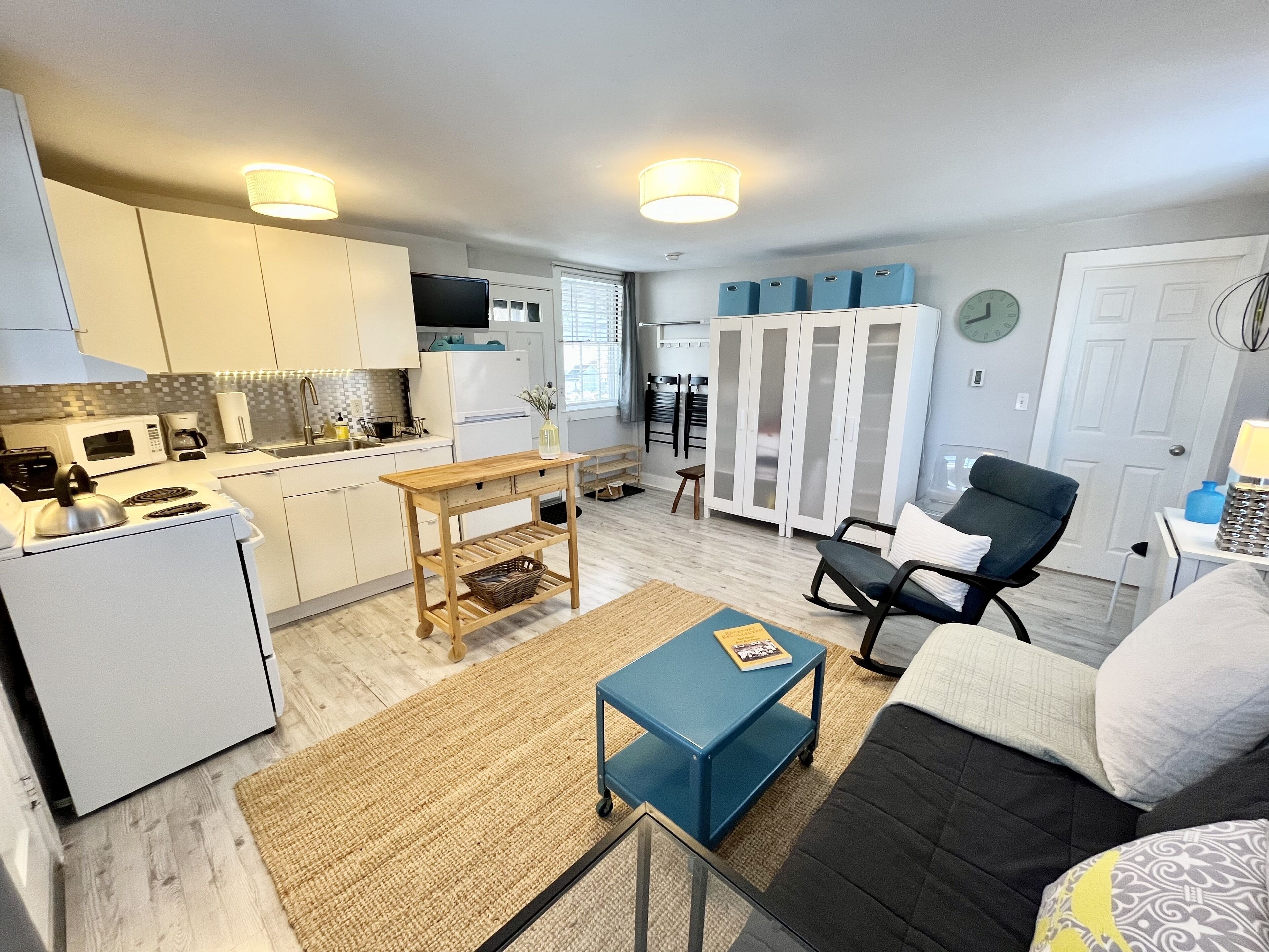 Studio Apartment- Walk to Shops and Beaches