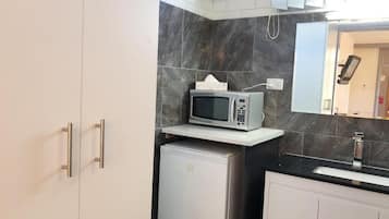 Mini-Kühlschrank, Mikrowelle, Wasserkocher, Toaster