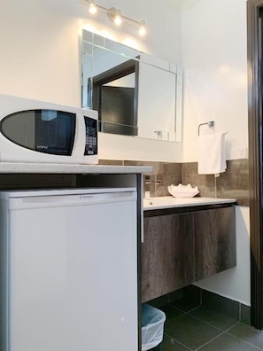 Shower, rainfall showerhead, hair dryer, towels - Statesman Motor Inn (Ararat)