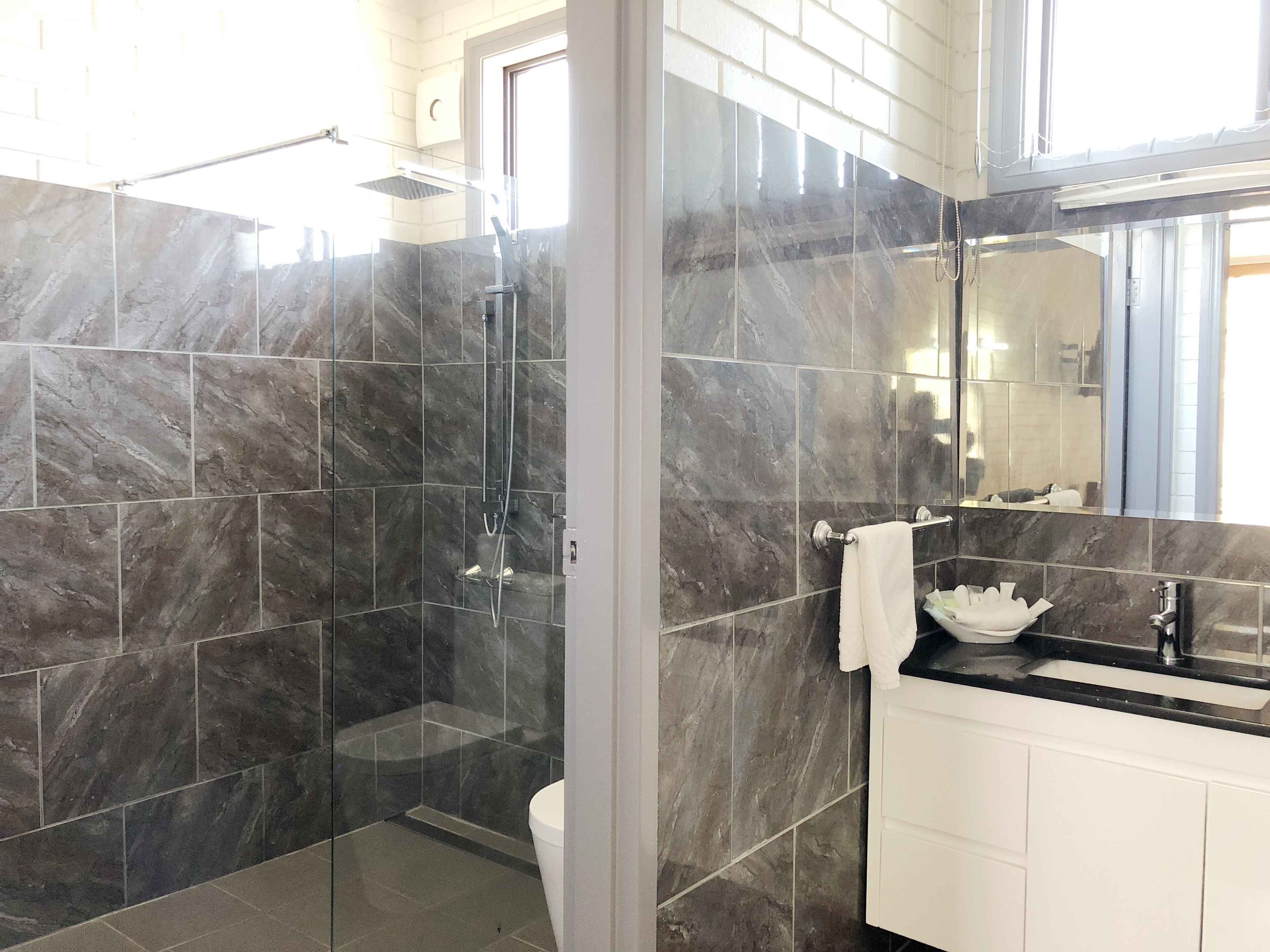 Ducha, cabezal de ducha tipo lluvia, secador de pelo, toallas