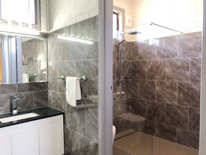 Suite familiale | Salle de bain | Douche, douche cascade, séchoir à cheveux, serviettes fournies