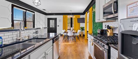 Frigorífico, microondas, horno y placa de cocina