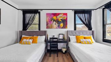 3 habitaciones, escritorio y tabla de planchar con plancha