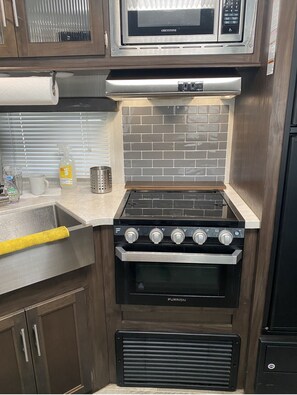 Private kitchen - Comfortable Updated RV Camper (Okeechobee)