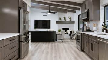 Een koelkast, een magnetron, een oven, een kookplaat