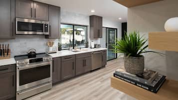 Een koelkast, een magnetron, een oven, een kookplaat