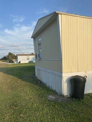 Property grounds - Mobile Home 2/2 (Okeechobee)