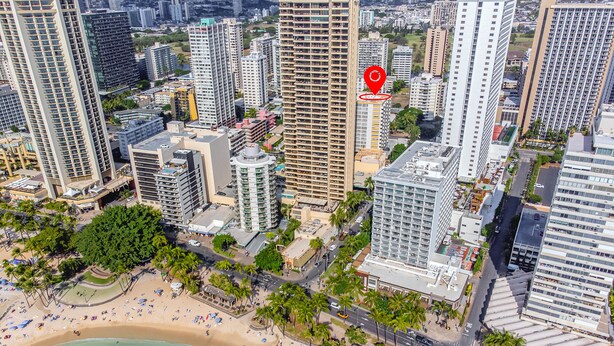 Ett högt hotell med flera våningar, ett läge vid stranden och utsikt över den omgivande stadsbilden.