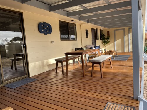 Minutes to the beach! Freshly renovated, stylish & modern.