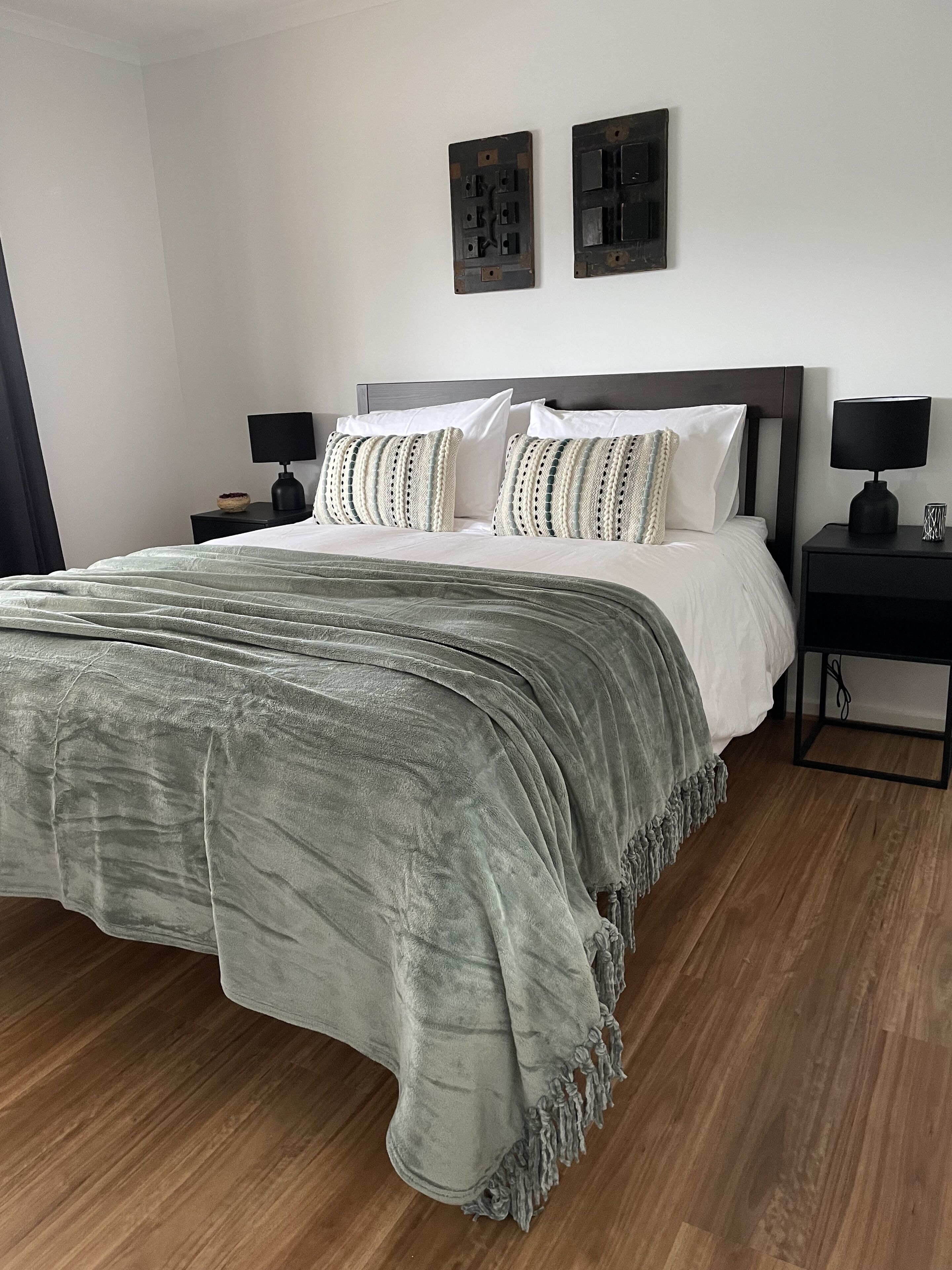 2 habitaciones, tabla de planchar con plancha y ropa de cama 