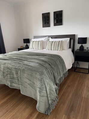 2 makuuhuonetta, silitysrauta/-lauta, vuodevaatteet