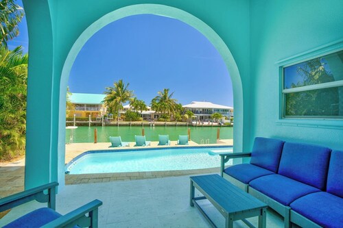 P71 - 7 bed, 6 bath up/down duplex in Key Colony!