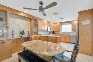 ثلاجة، ميكروويف، فرن، موقد طهي مسطح