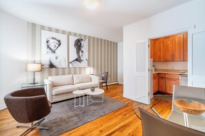 Unclassified image, 4 of 8, button