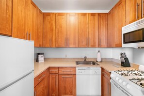 Geladeira, micro-ondas, fogão, cooktop