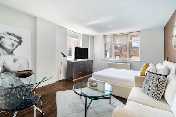 TV - Sleek Studio Apartment on Upper East Side (New York)