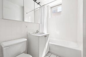 Hair dryer, shampoo - Sleek Studio Apartment on Upper East Side (New York)