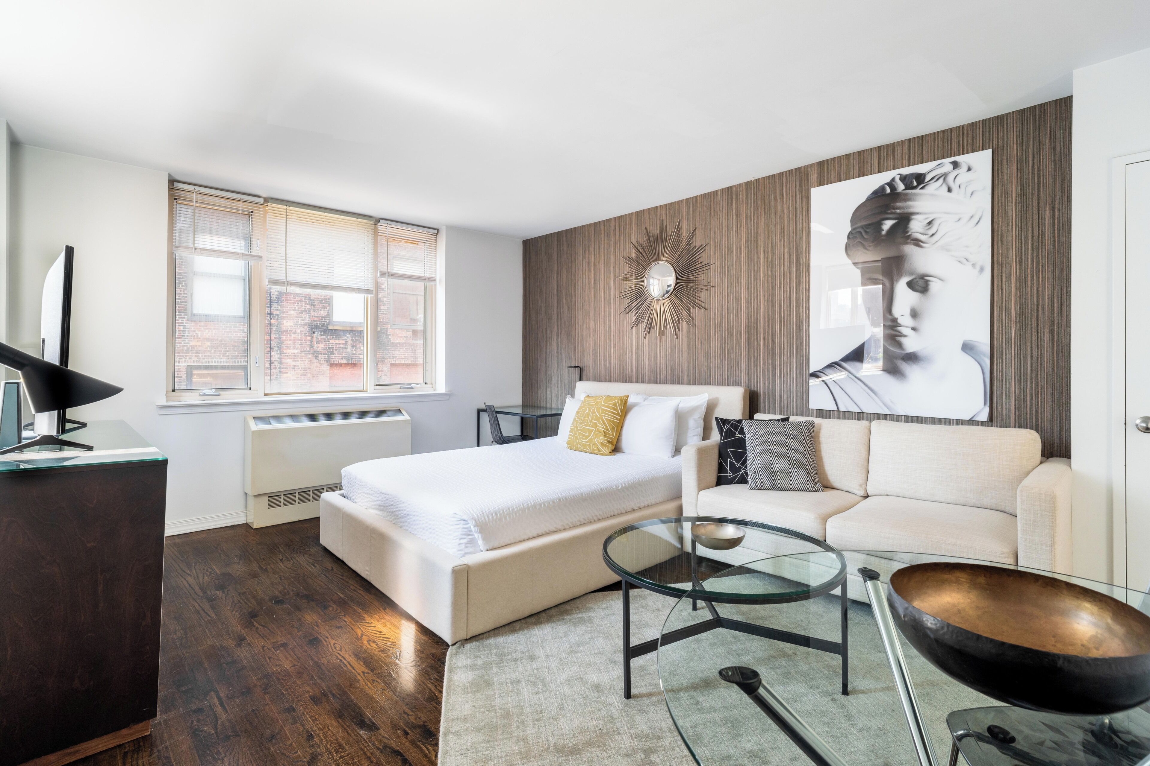 Tabla de planchar con plancha, wifi gratis, ropa de cama