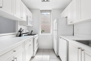 Fridge, microwave, oven, stovetop - Sleek Studio Apartment on Upper East Side (New York)
