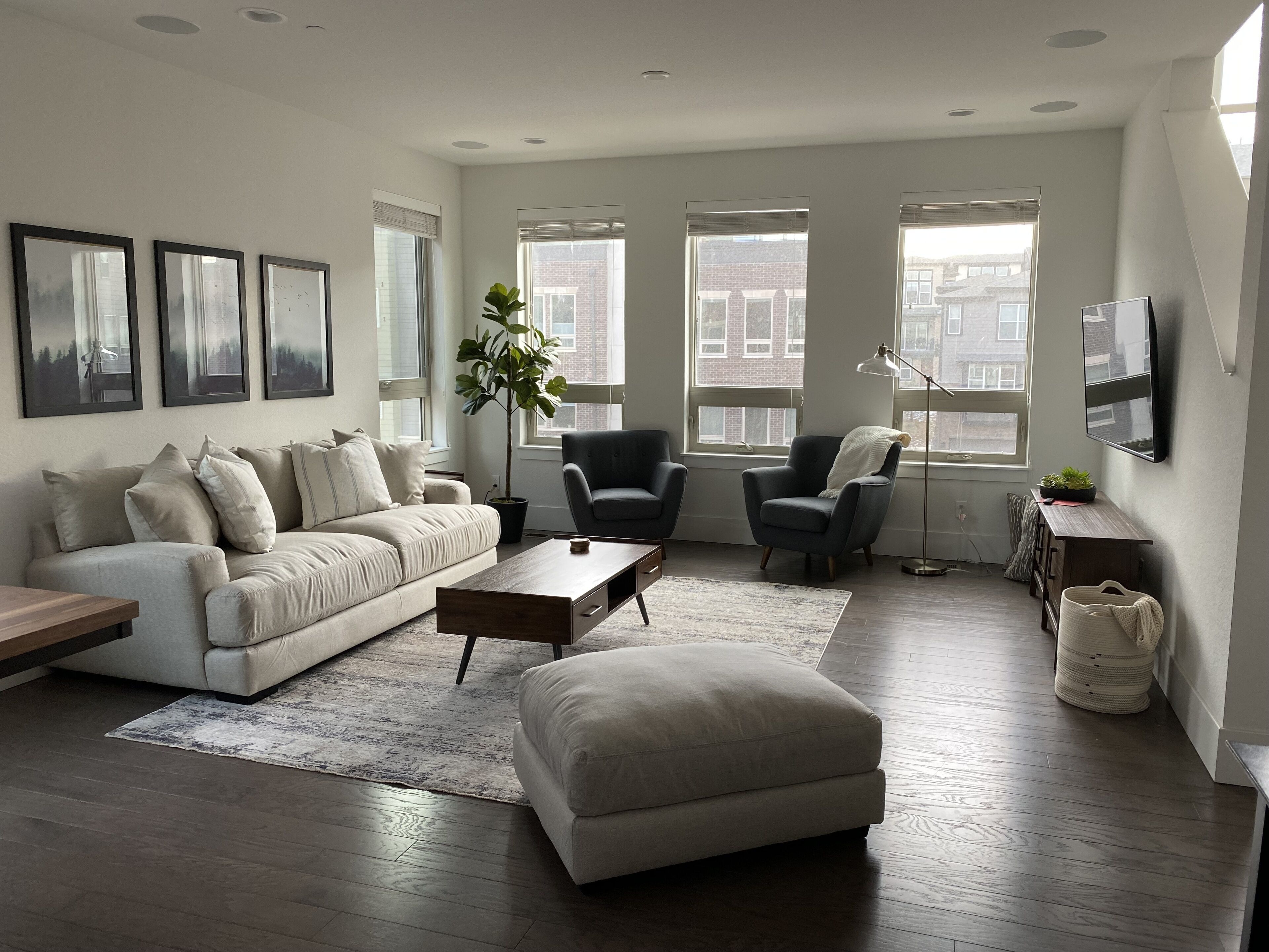 Modern townhome w/rooftop patio. Mountain views. Easy access to Denver & Boulder
