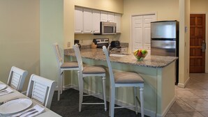 Microwave, oven, stovetop, dishwasher - The Town House Suites Southwind Villas (Hilton Head Island)