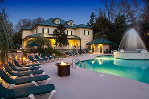 Outdoor pool - The Waterside Resort Condos (Hilton Head Island)