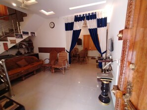 Smart TV, books - 3 BHK homestay at Aranmula(a temple town famous for boat race, and valla sadhya) (Mallapuzhassery)