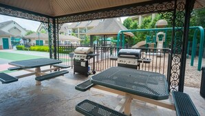 Outdoor dining - The Suites at French Quarter Resort (Branson)